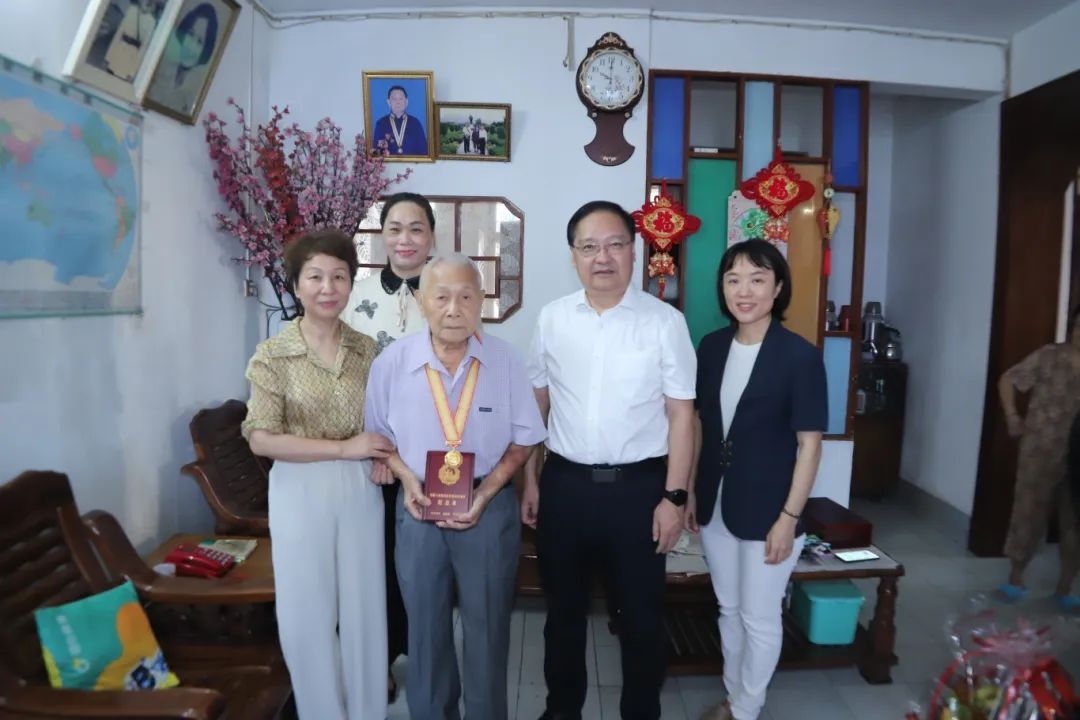 铭记历史，致敬英雄：我校为老同志颁发“中国人民抗日战争胜利80周年”纪念章