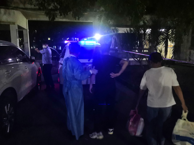 警车将病人送到医院,协助患者下车。
